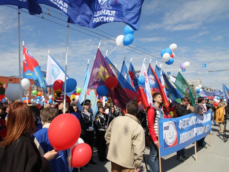 Первомай в Новосибирске: сначала флаги, потом иконы